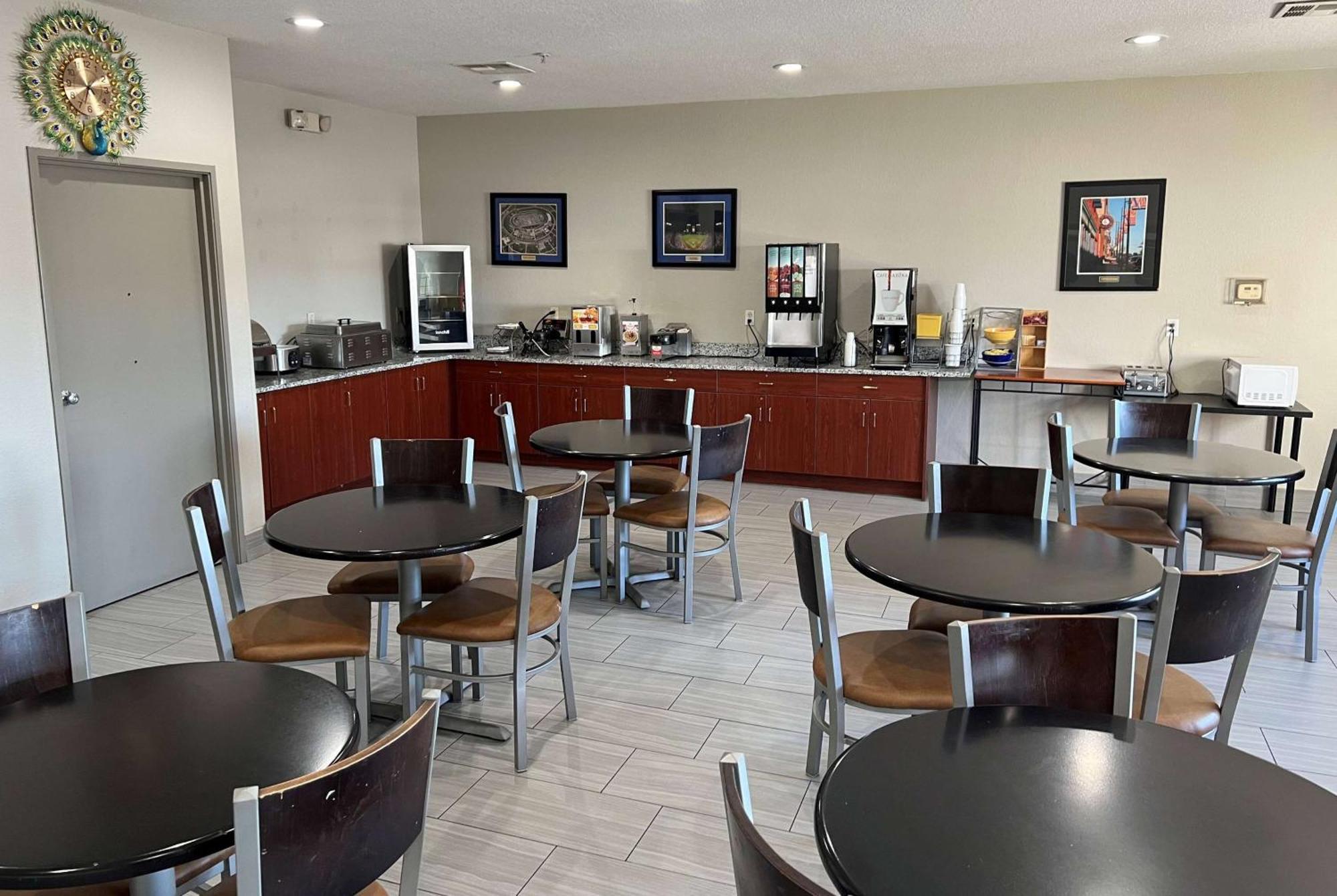 Days Inn By Wyndham Near Kansas Speedway Kansas City Zewnętrze zdjęcie